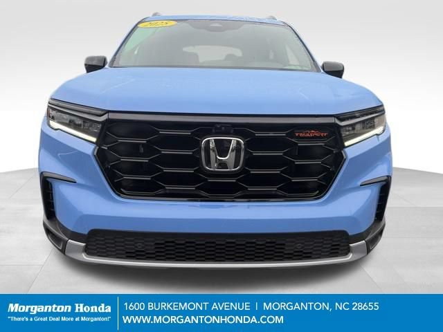 Used 2025 Honda Pilot TrailSport image 2