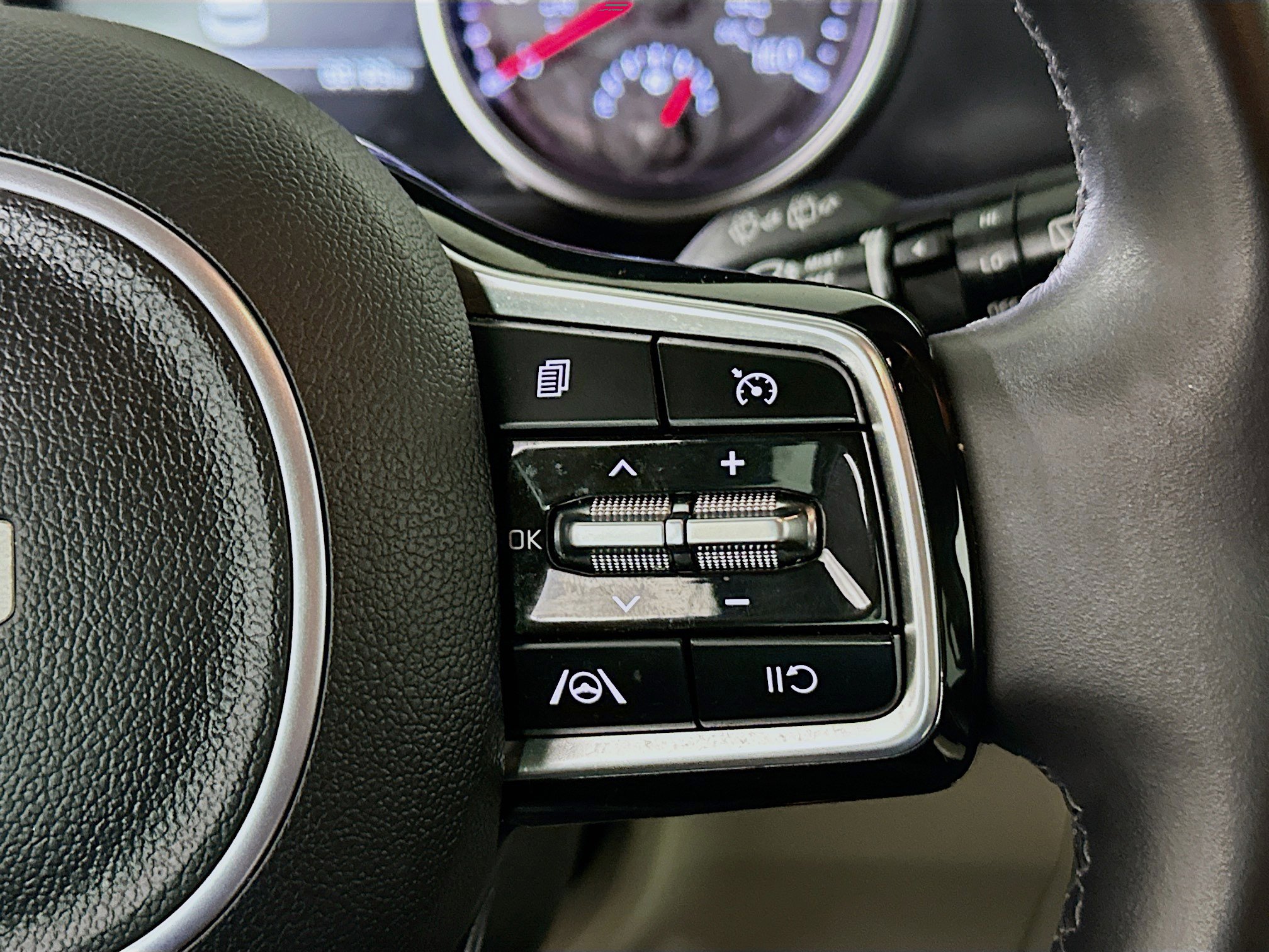 Used 2024 Kia Carnival LX image 17