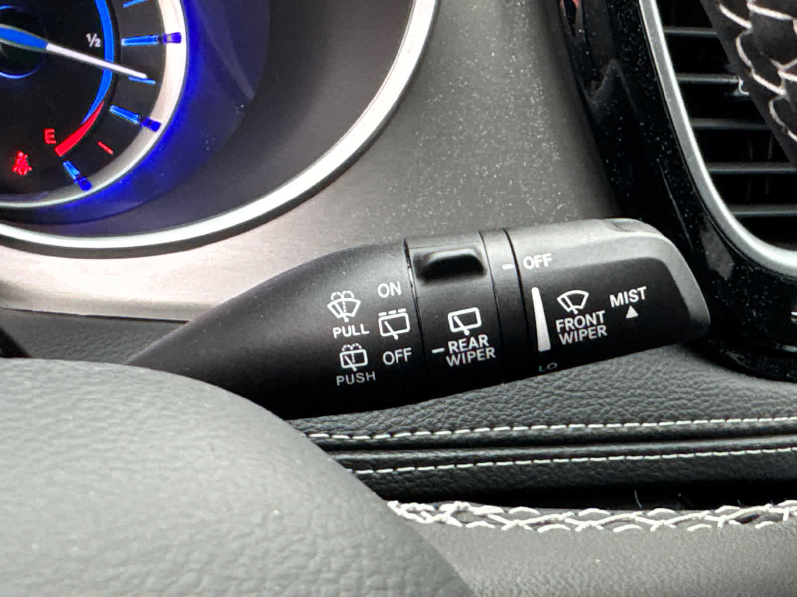 Used 2023 Chrysler Pacifica Limited w/ Uconnect Theater Family Group image 19