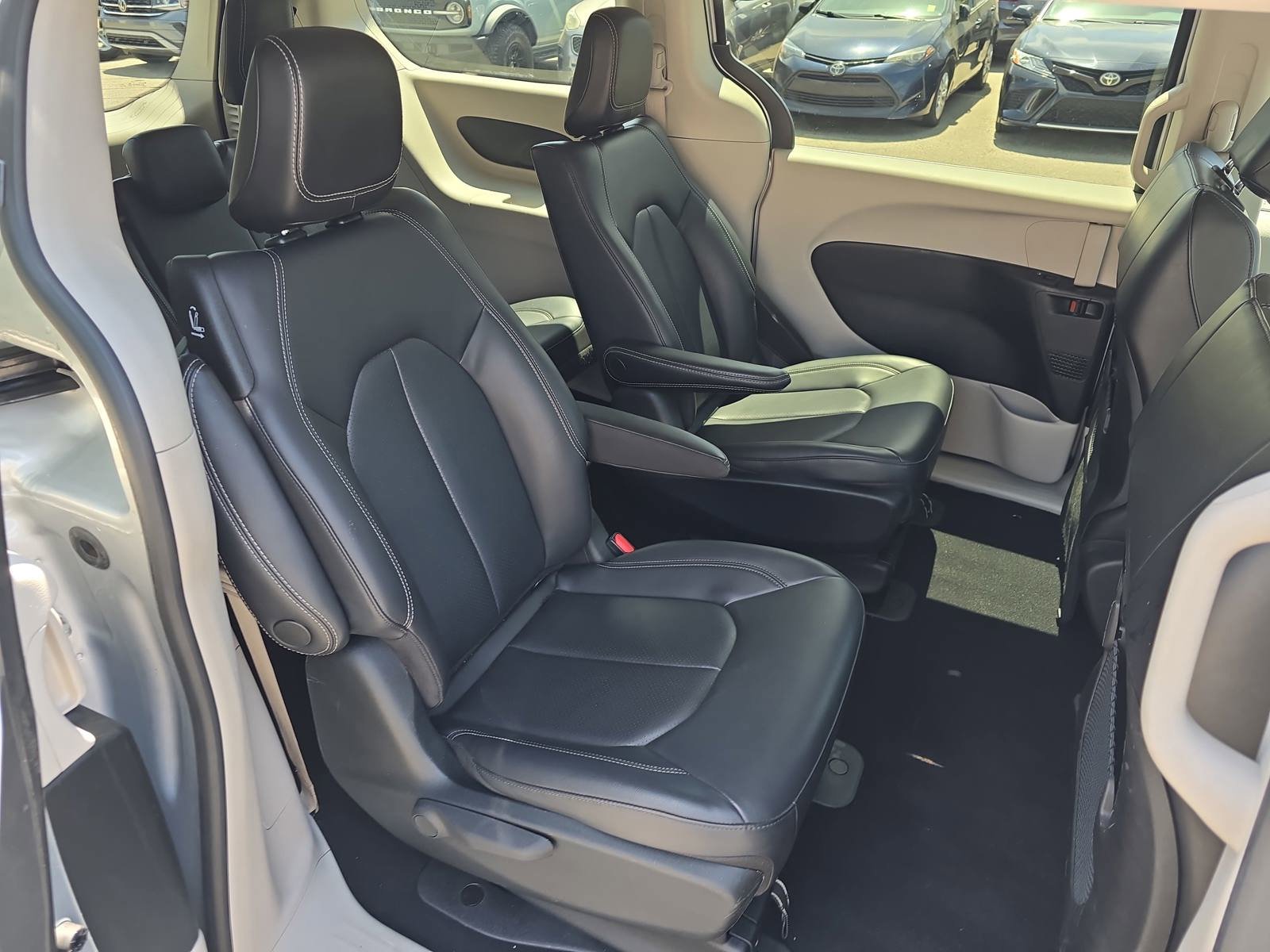Used 2023 Chrysler Pacifica Touring-L FWD image 11