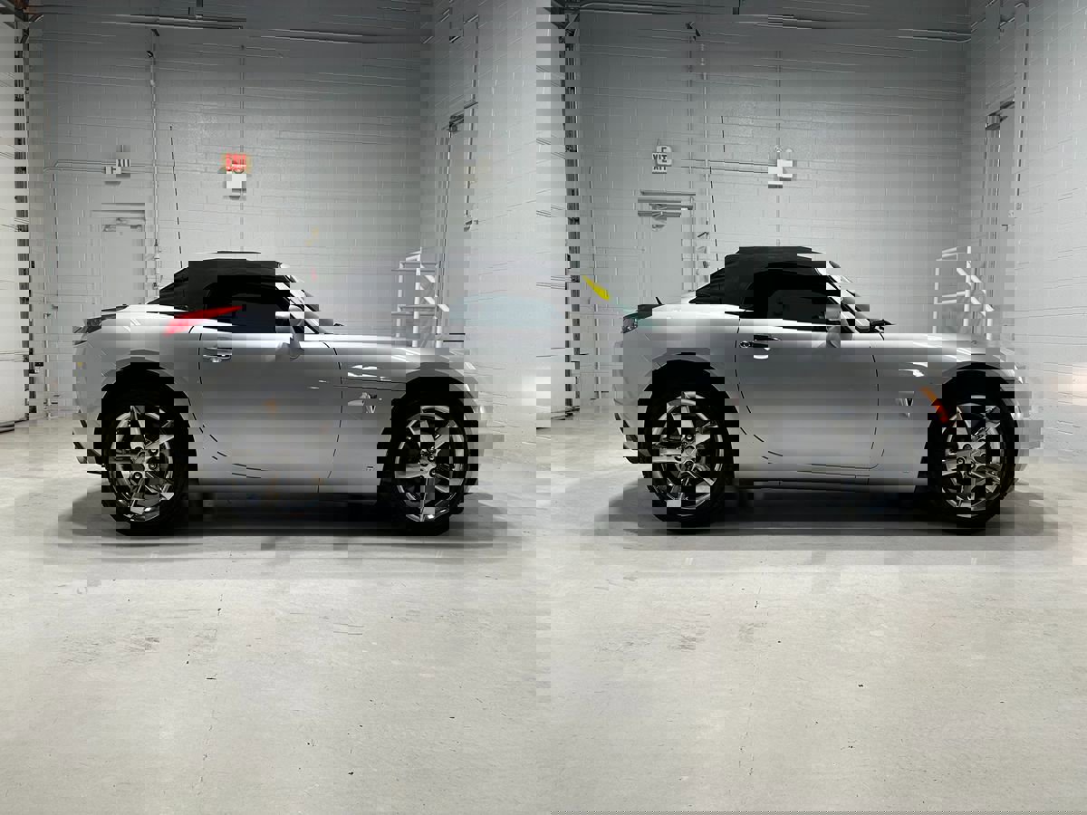 Used 2008 Pontiac Solstice GXP w/ Premium Package image 2