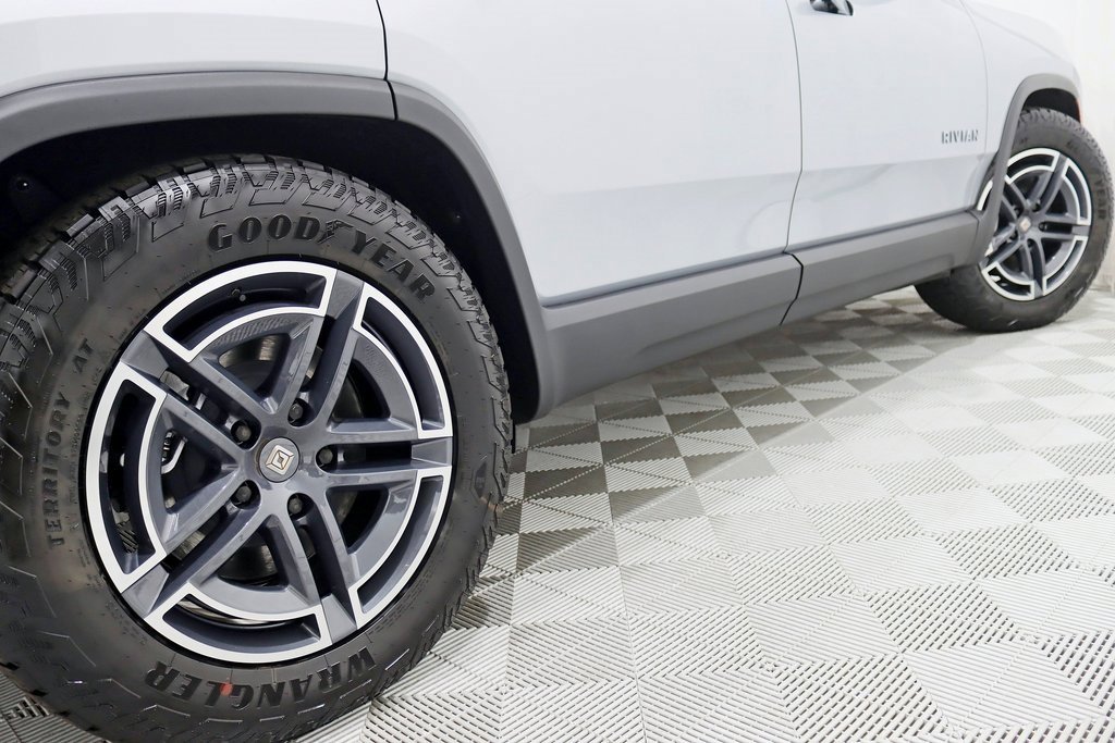 Used 2025 Rivian R1S Adventure image 11