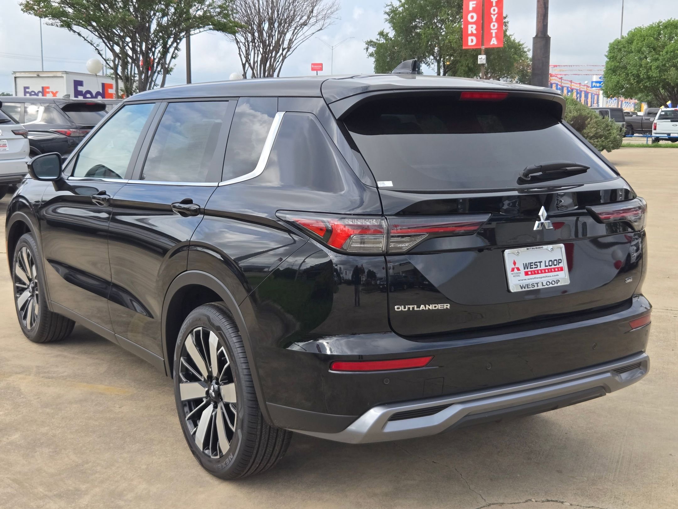 New 2026 Mitsubishi Outlander SE FWD image 3