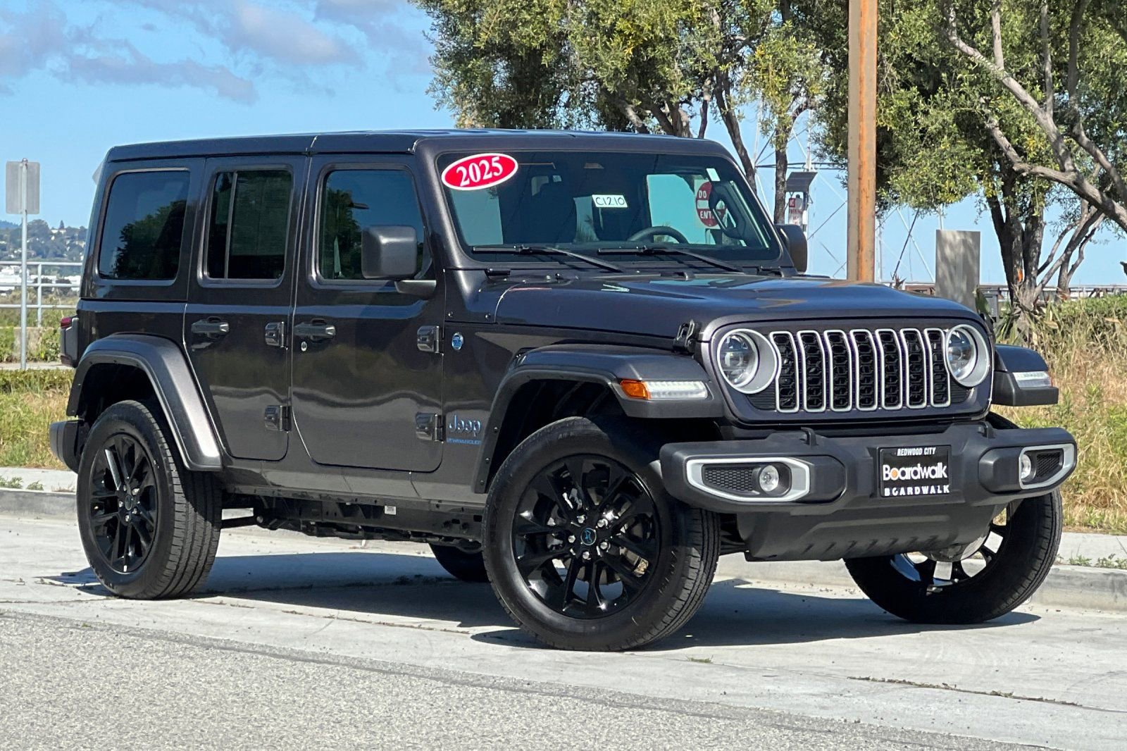 Used 2025 Jeep Wrangler Unlimited Sahara w/ Safety Group AWD/4WD image 2