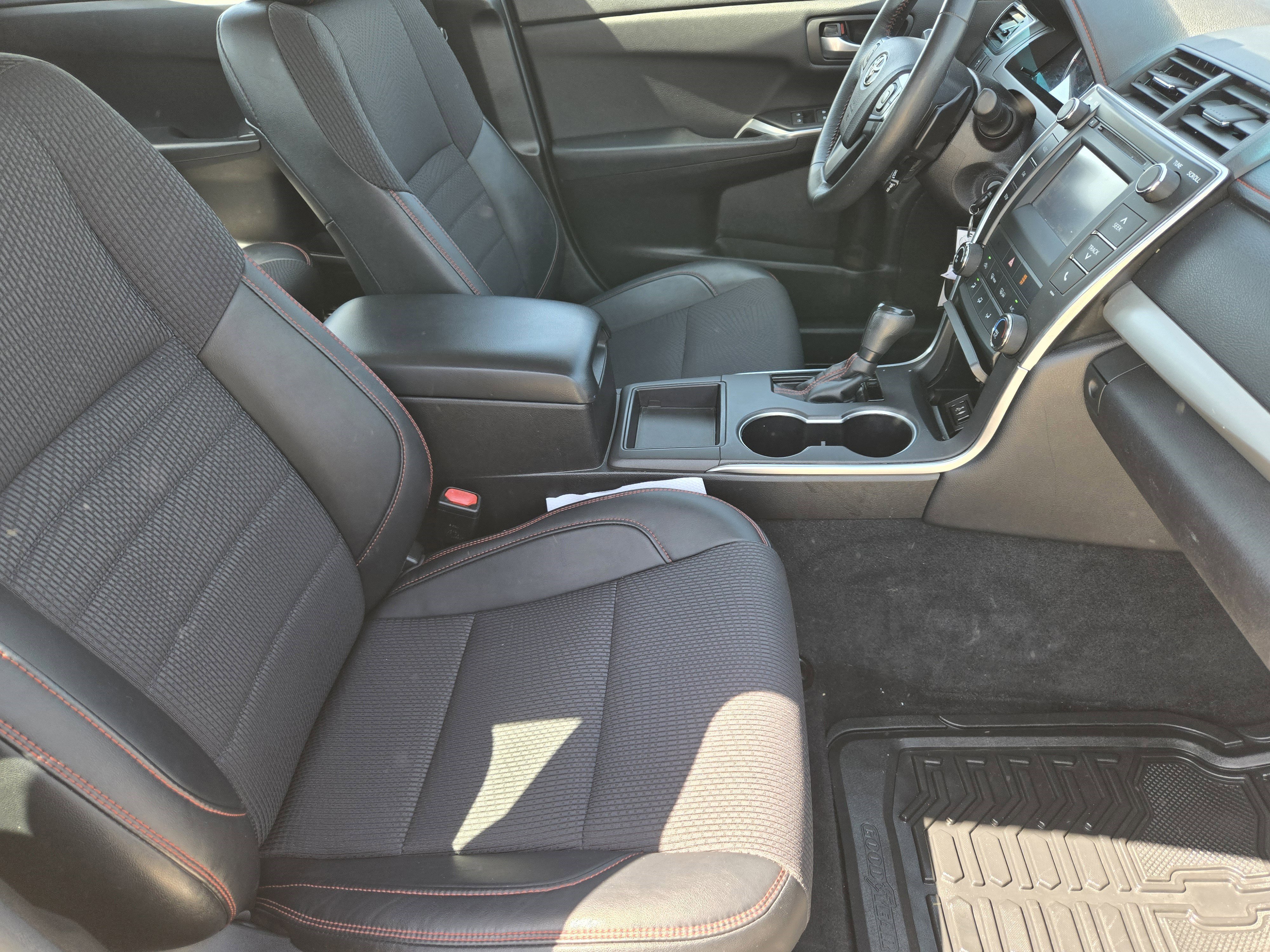 Used 2017 Toyota Camry SE image 7