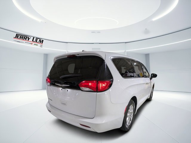Used 2023 Chrysler Voyager LX image 3