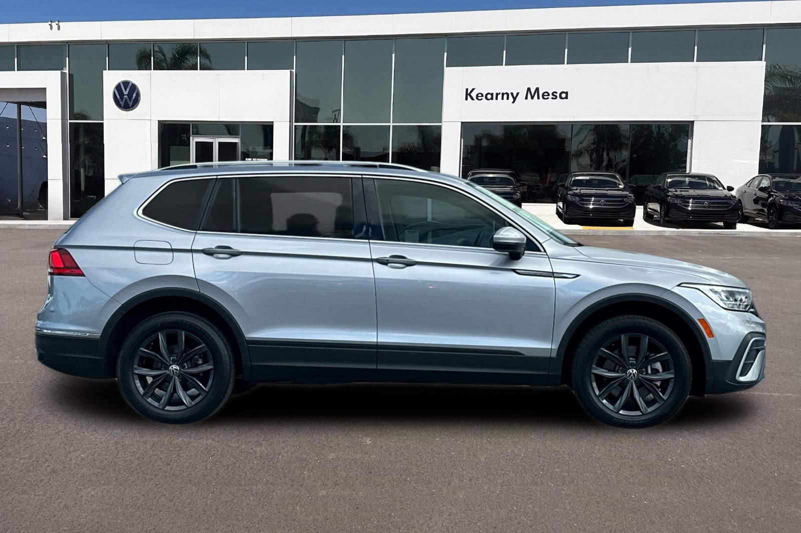 Used 2024 Volkswagen Tiguan SE FWD image 3