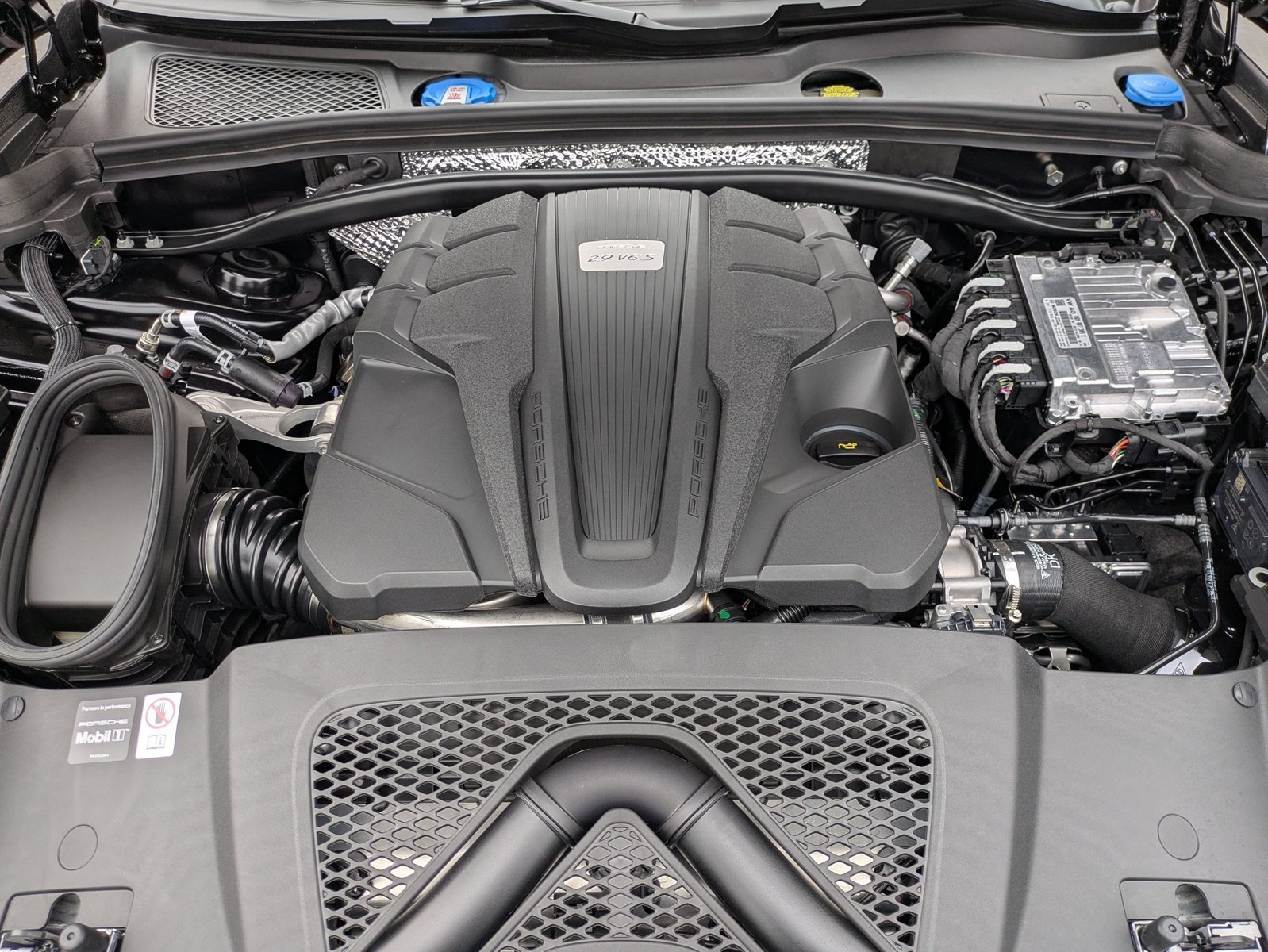 Certified 2025 Porsche Macan S AWD/4WD image 27