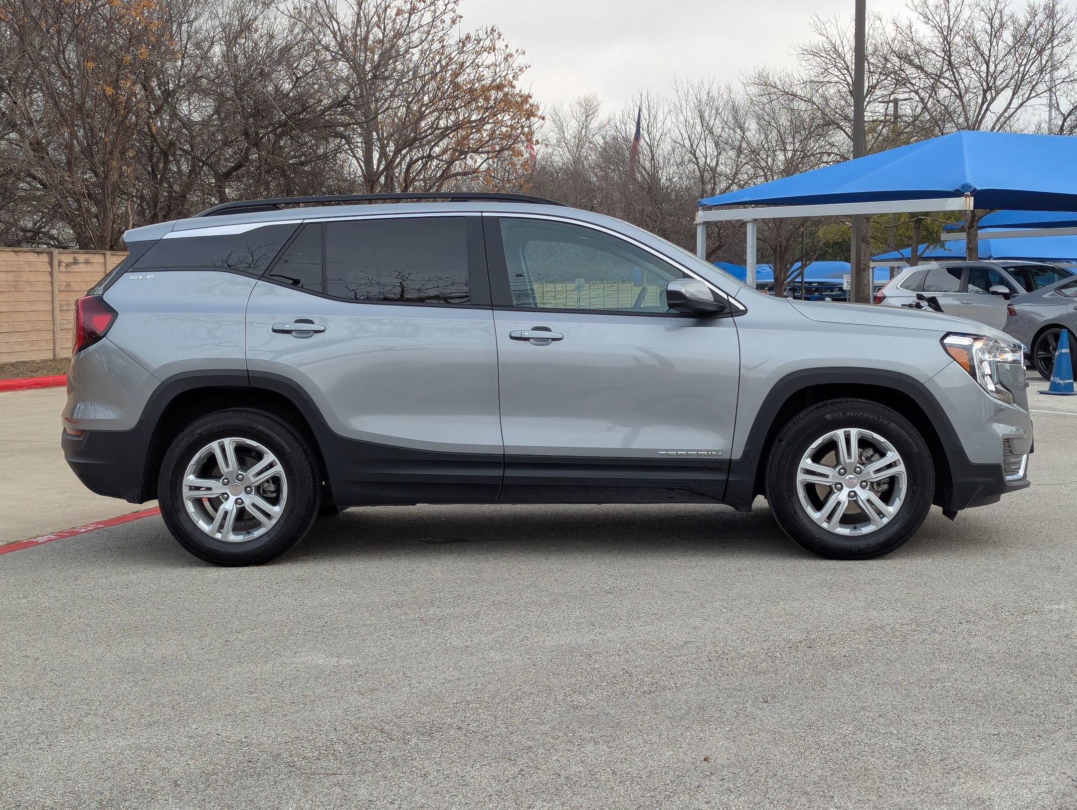 Used 2024 GMC Terrain SLE w/ Driver Convenience Package image 3