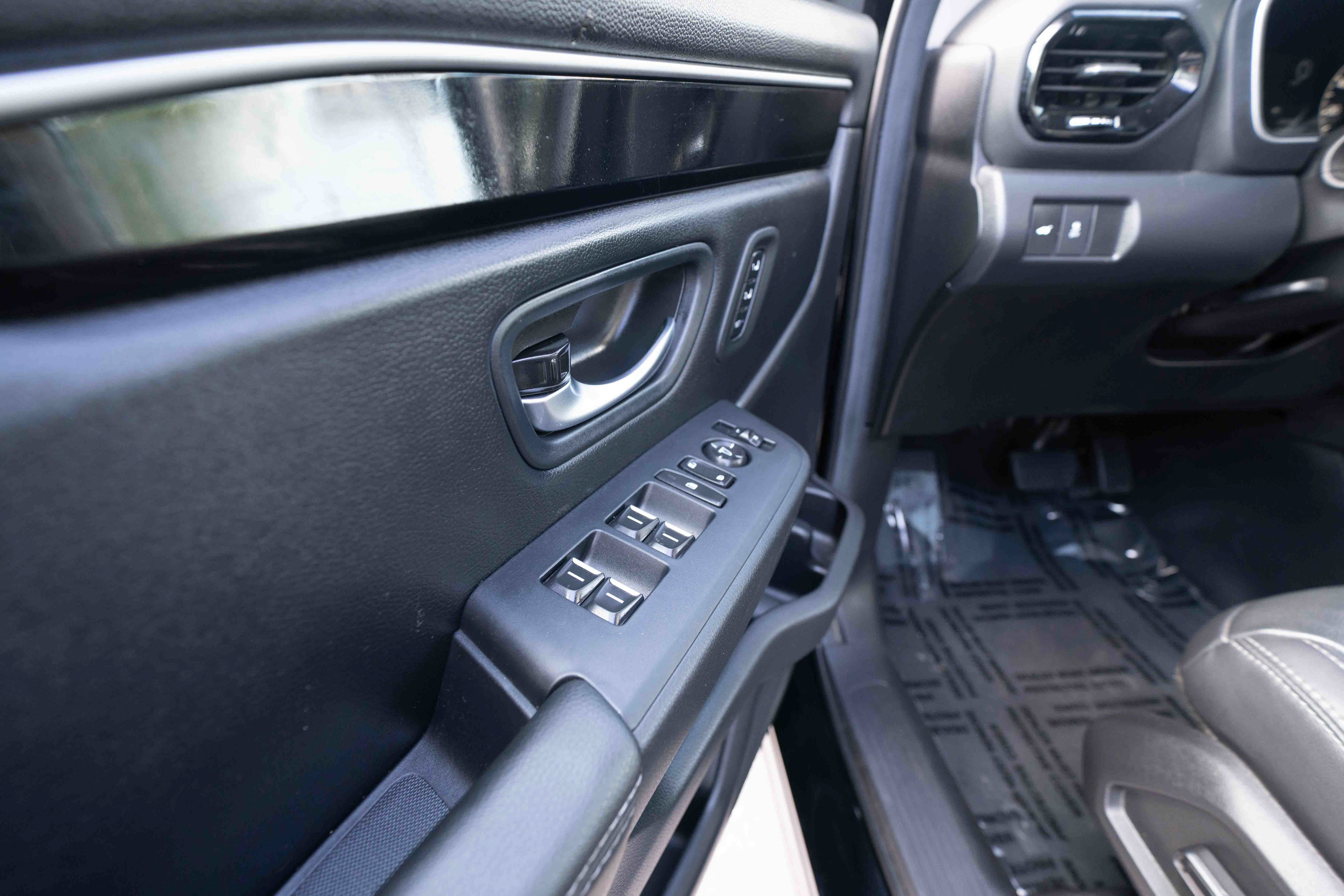 Used 2025 Honda Pilot Touring image 7
