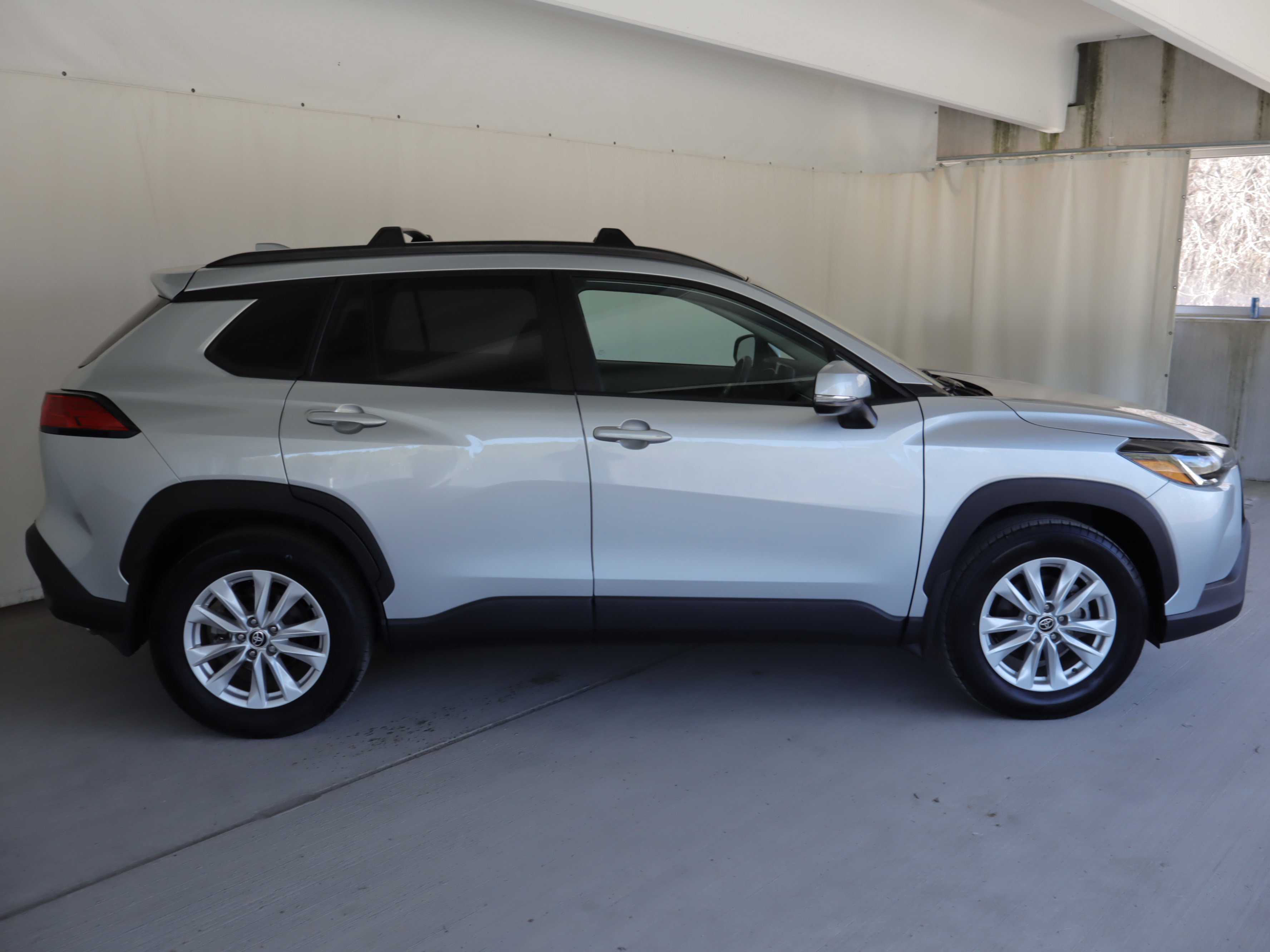 Used 2023 Toyota Corolla Cross LE w/ Moonroof Package image 6