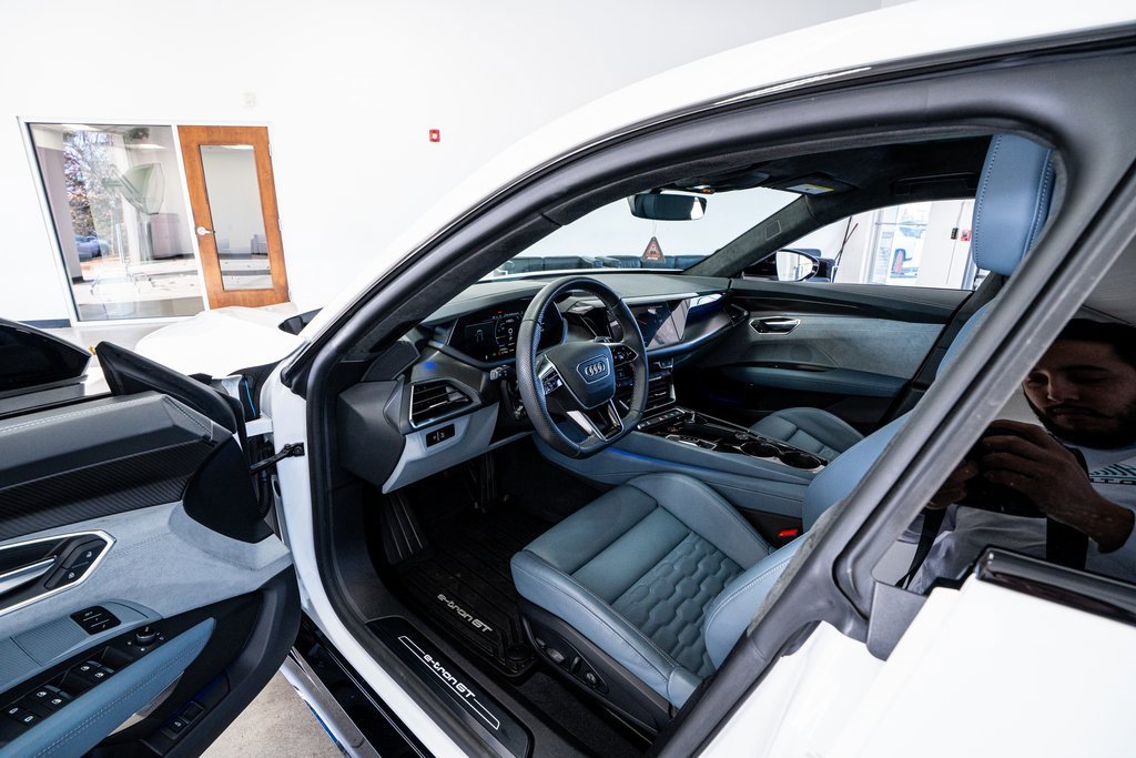 Used 2024 Audi e-tron GT Prestige image 33