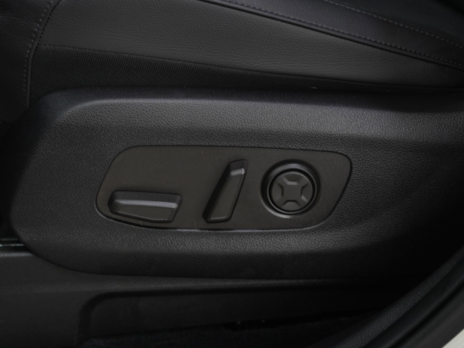 Used 2025 Kia Carnival SX Prestige image 32