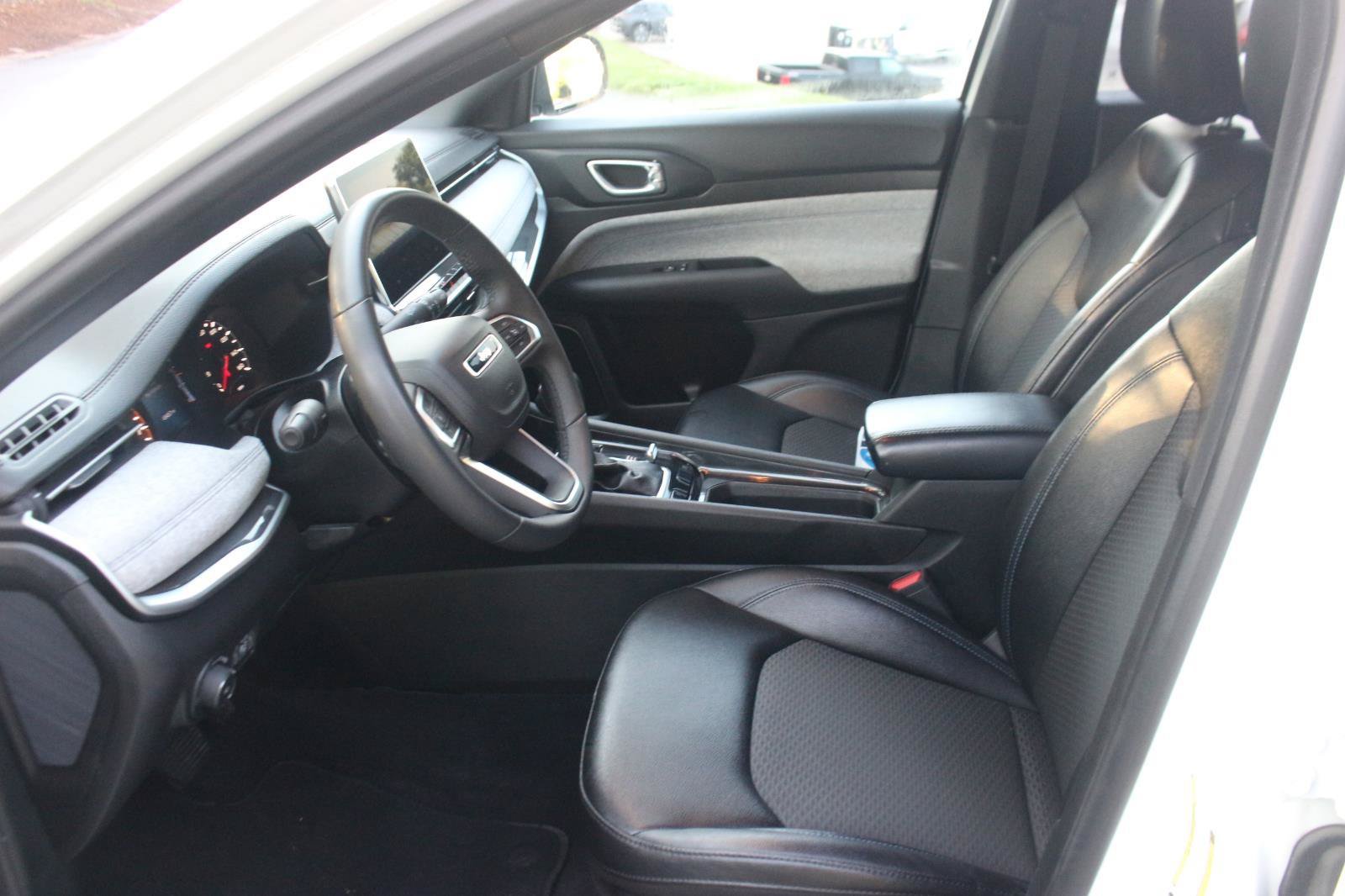 Used 2024 Jeep Compass Latitude AWD/4WD image 14