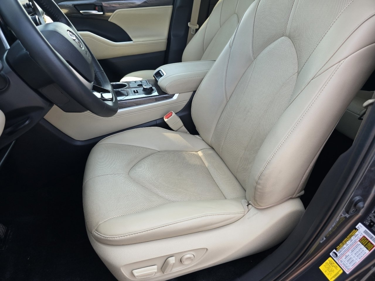 Certified 2024 Toyota Highlander Limited AWD/4WD image 25