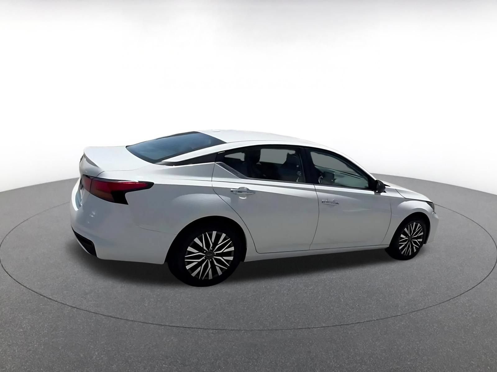 Used 2025 Nissan Altima 2.5 SV FWD image 14