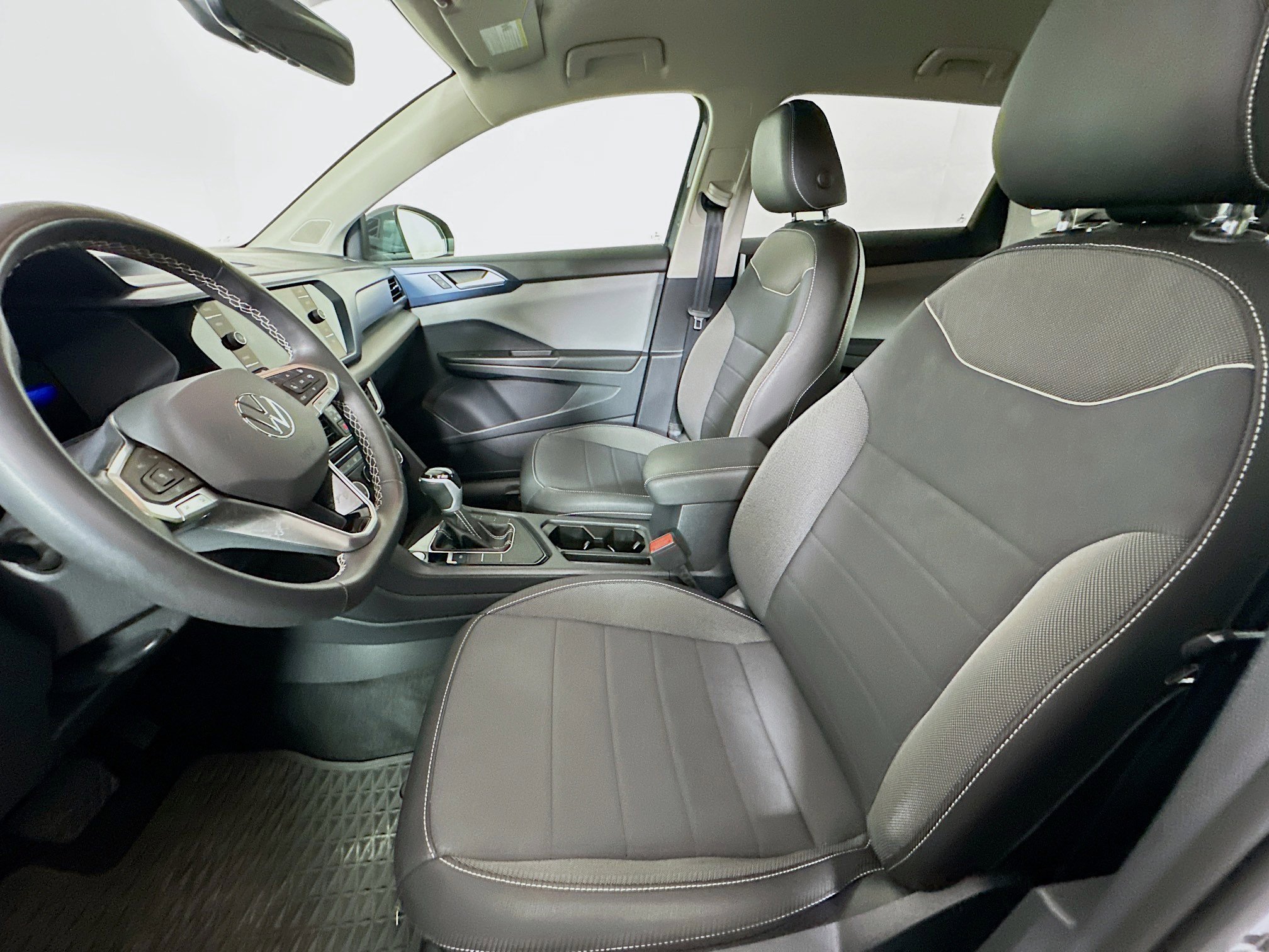 Used 2023 Volkswagen Taos SE w/ Black Wheel Package image 13