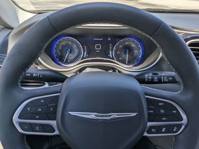 Used 2023 Chrysler Pacifica Touring-L FWD image 28