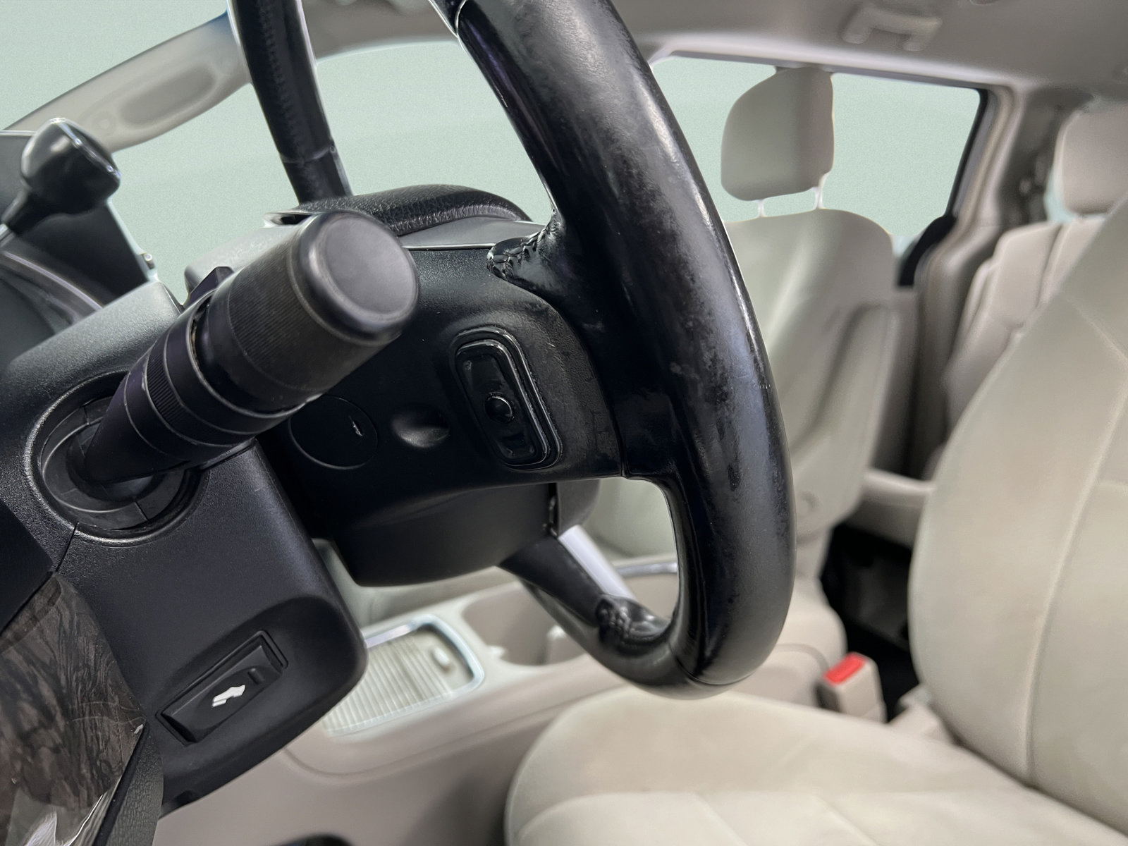 Used 2011 Dodge Grand Caravan Crew w/ Entertainment Group 1 FWD image 15
