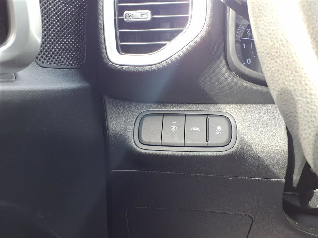 Used 2022 Hyundai Venue SE image 15