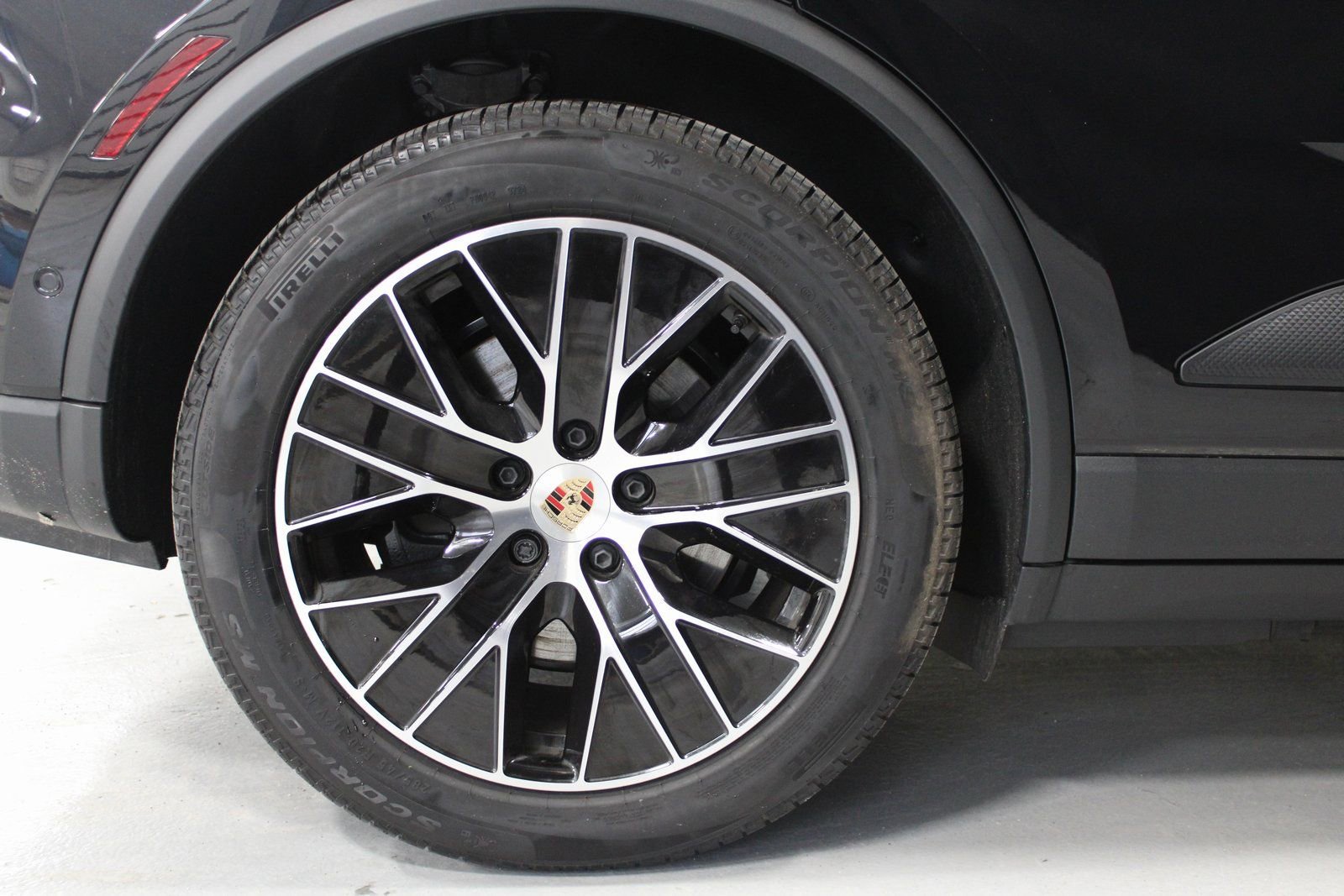 Certified 2025 Porsche Macan Electric image 19