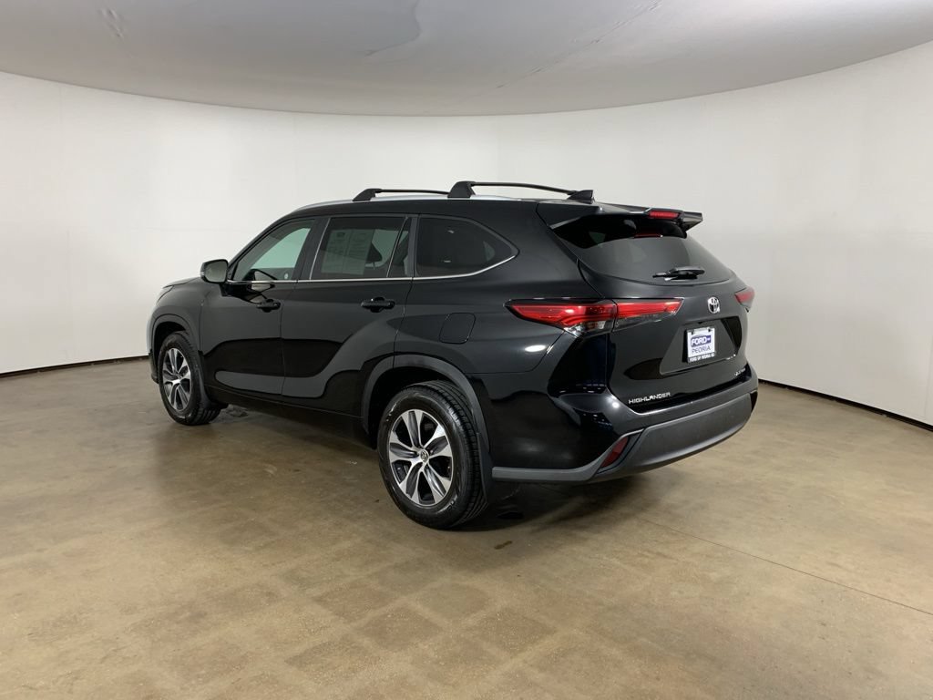 Used 2023 Toyota Highlander XLE AWD/4WD image 16