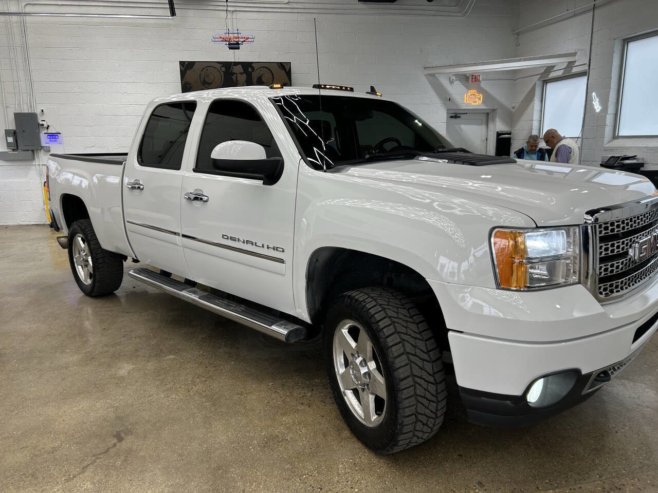 Used 2014 GMC Sierra 2500 Denali w/ Suspension Package, Off-Road image 9