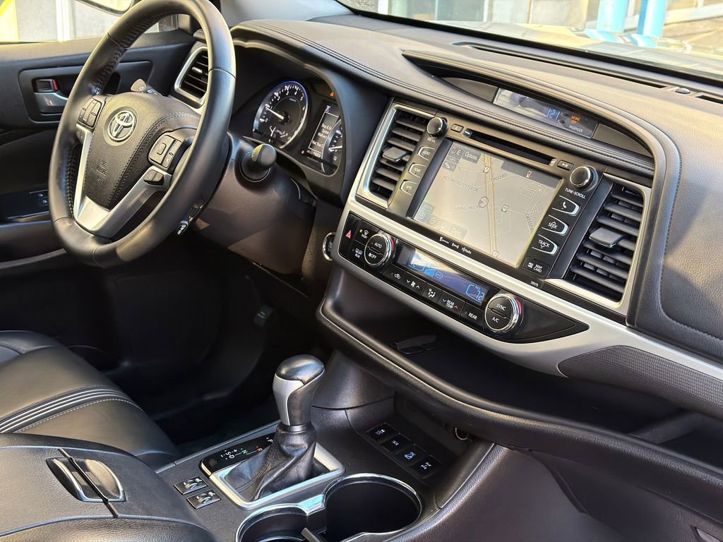 Used 2017 Toyota Highlander SE image 11