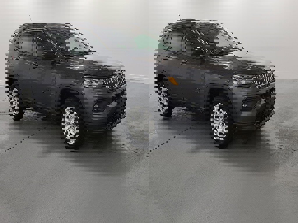 Used 2022 Jeep Compass Latitude image 2