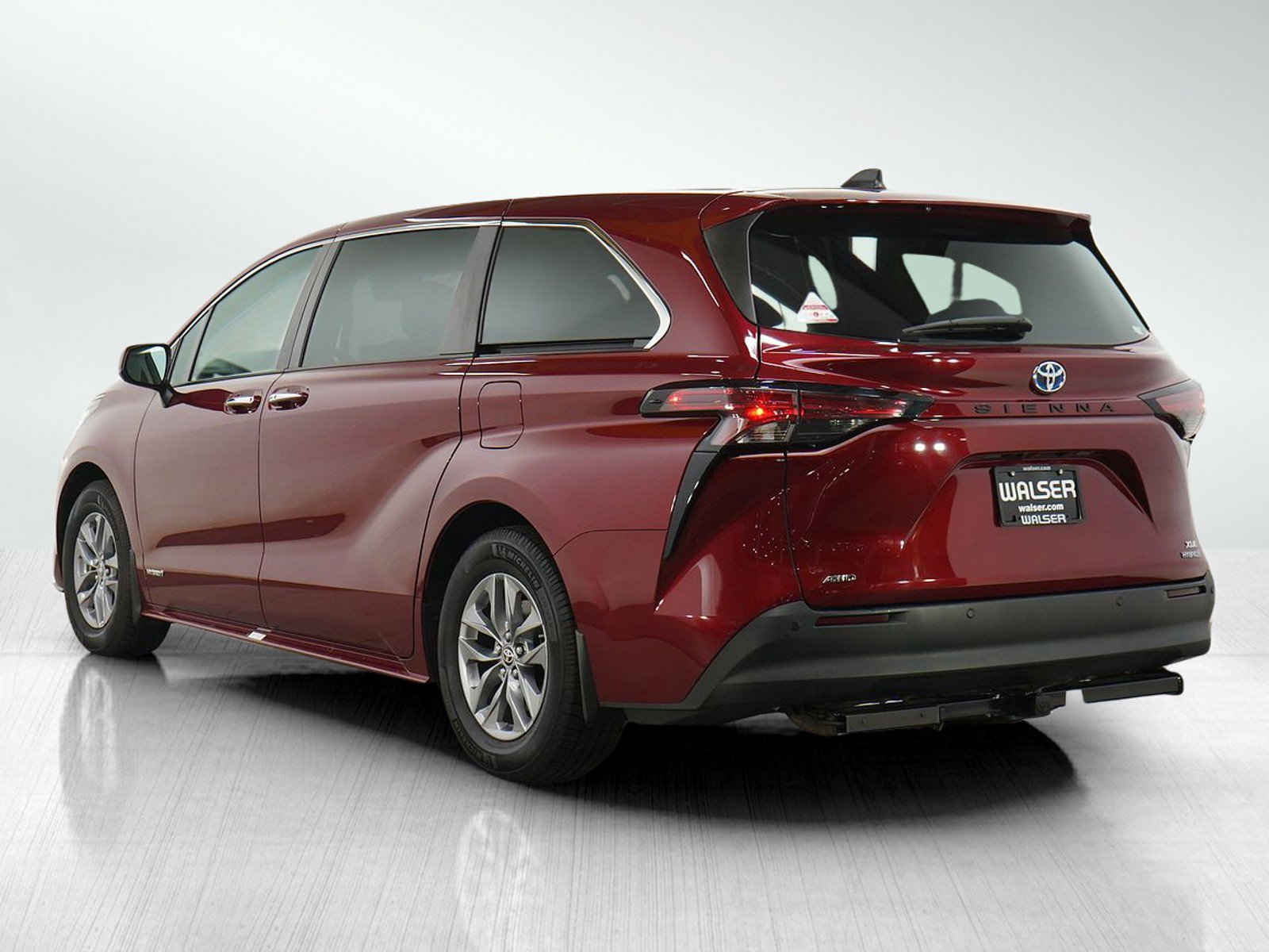 Used 2021 Toyota Sienna XLE AWD/4WD image 3