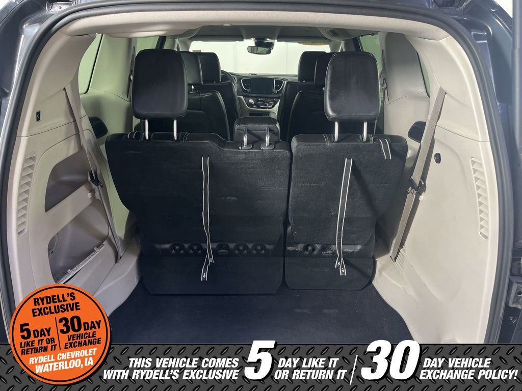 Used 2023 Chrysler Pacifica Touring-L image 6