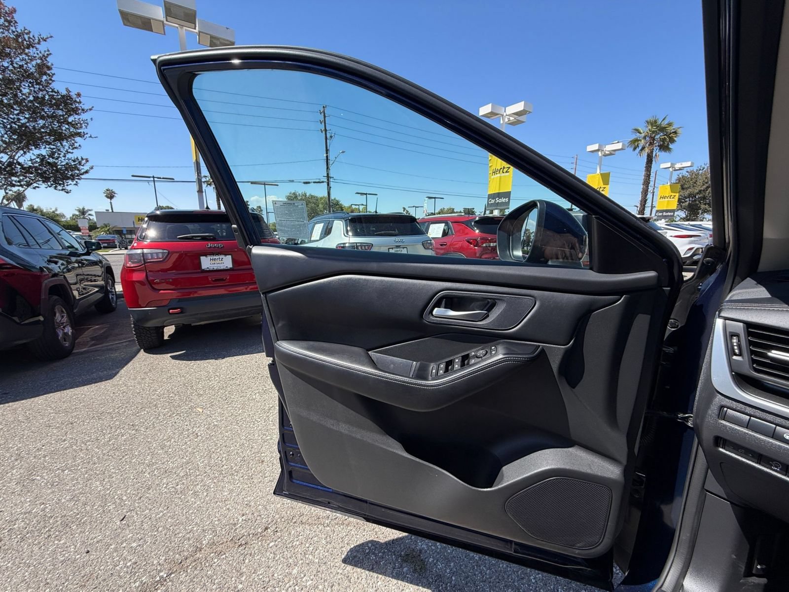 Used 2025 Nissan Rogue SV FWD image 18