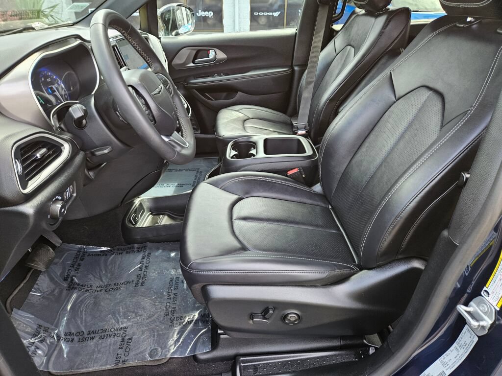 Used 2025 Chrysler Pacifica Select FWD image 17