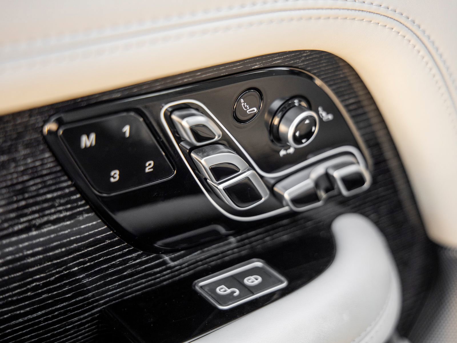 Used 2020 Land Rover Range Rover Autobiography image 16