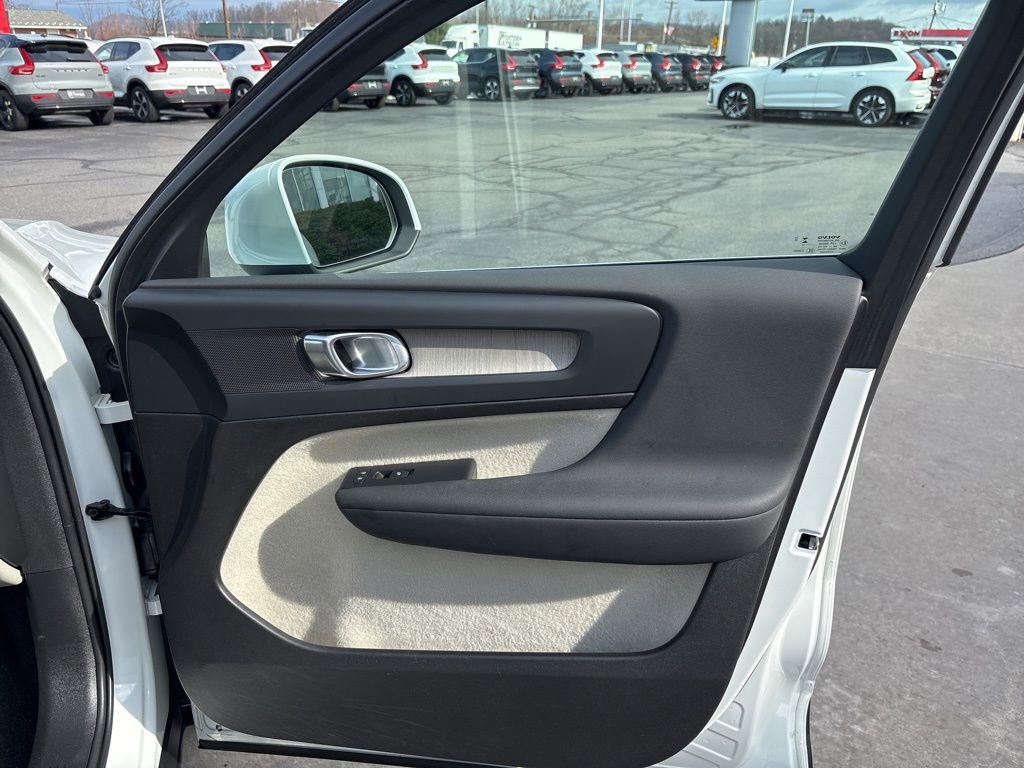 Certified 2023 Volvo XC40 B5 Plus w/ Protection Package AWD/4WD image 40