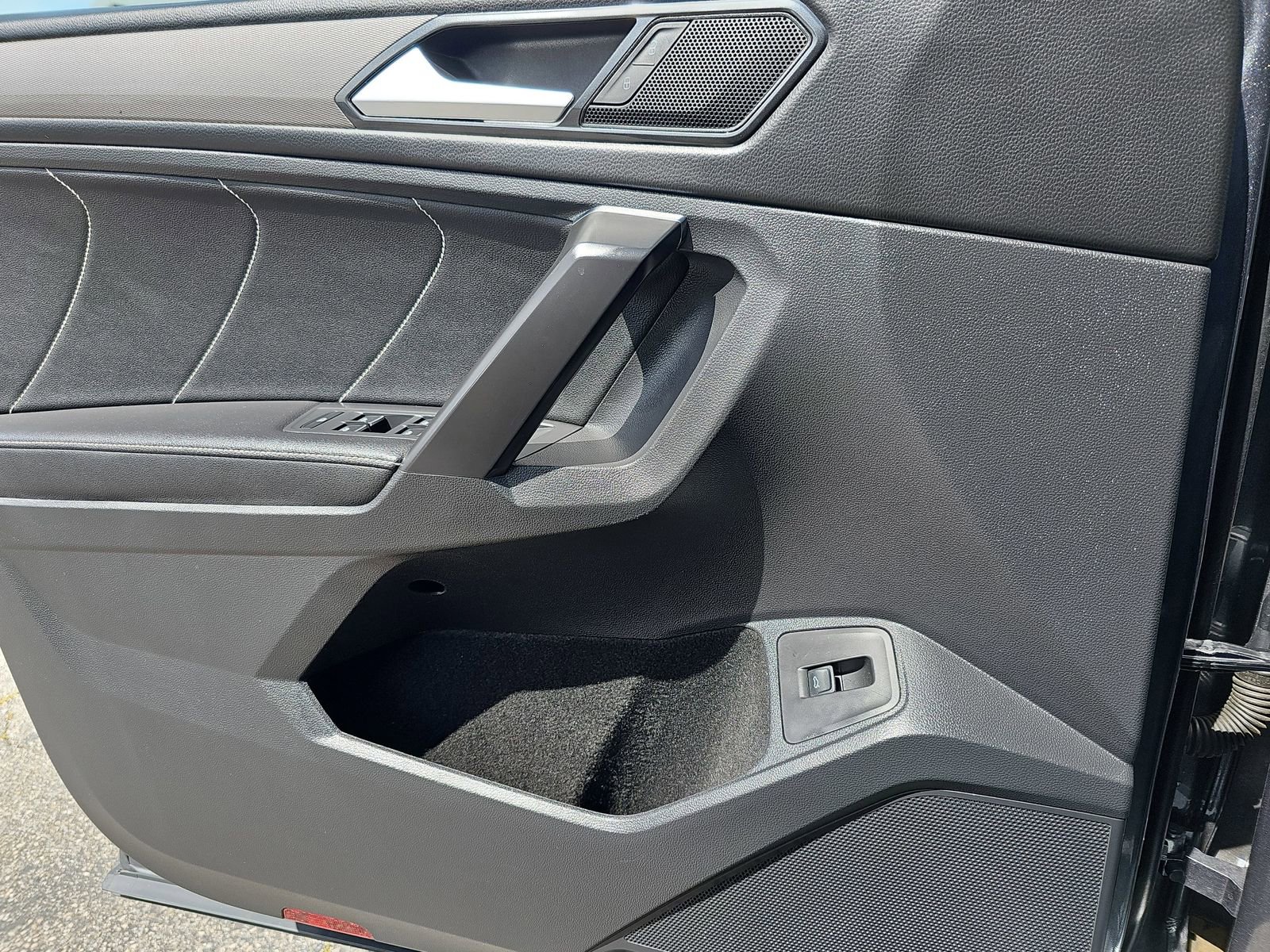 Used 2022 Volkswagen Tiguan SE image 35