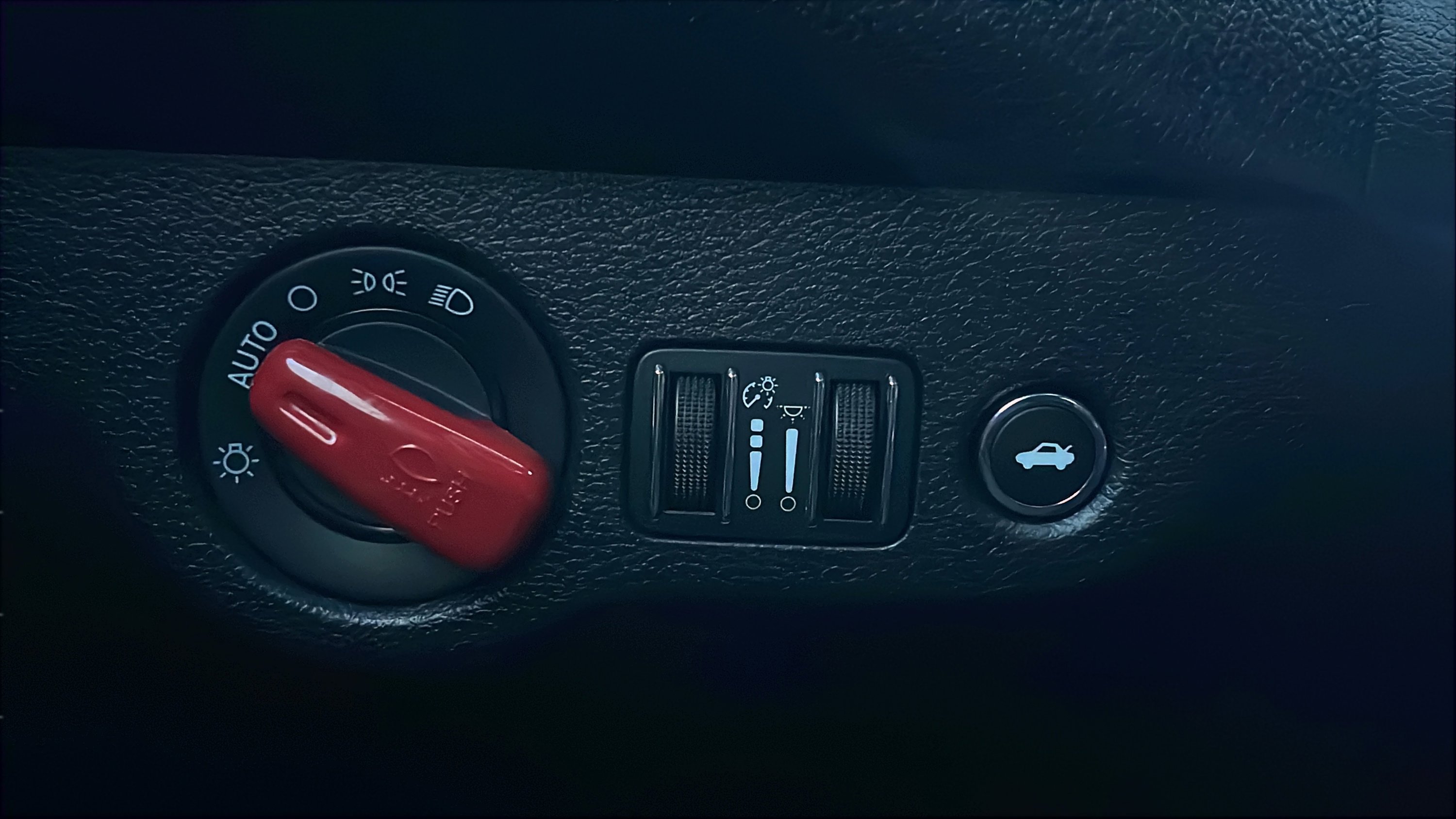 Used 2016 Dodge Challenger SRT w/ Technology Group RWD image 18
