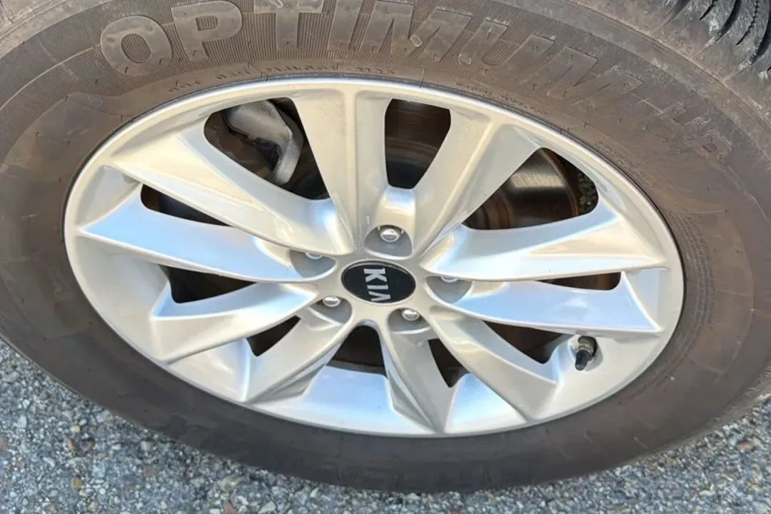 Used 2020 Kia Sorento LX FWD image 15