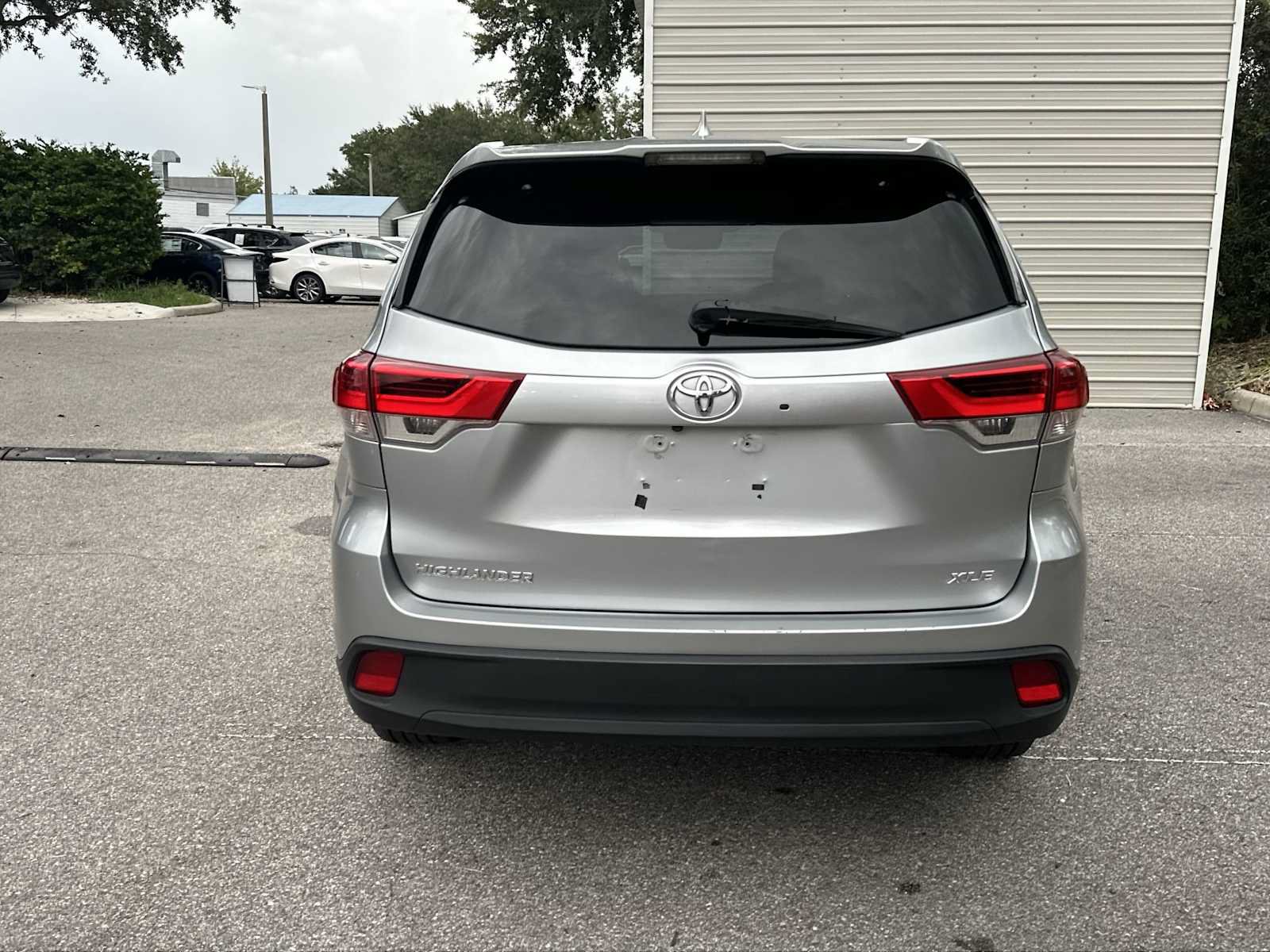 Used 2019 Toyota Highlander XLE FWD image 5