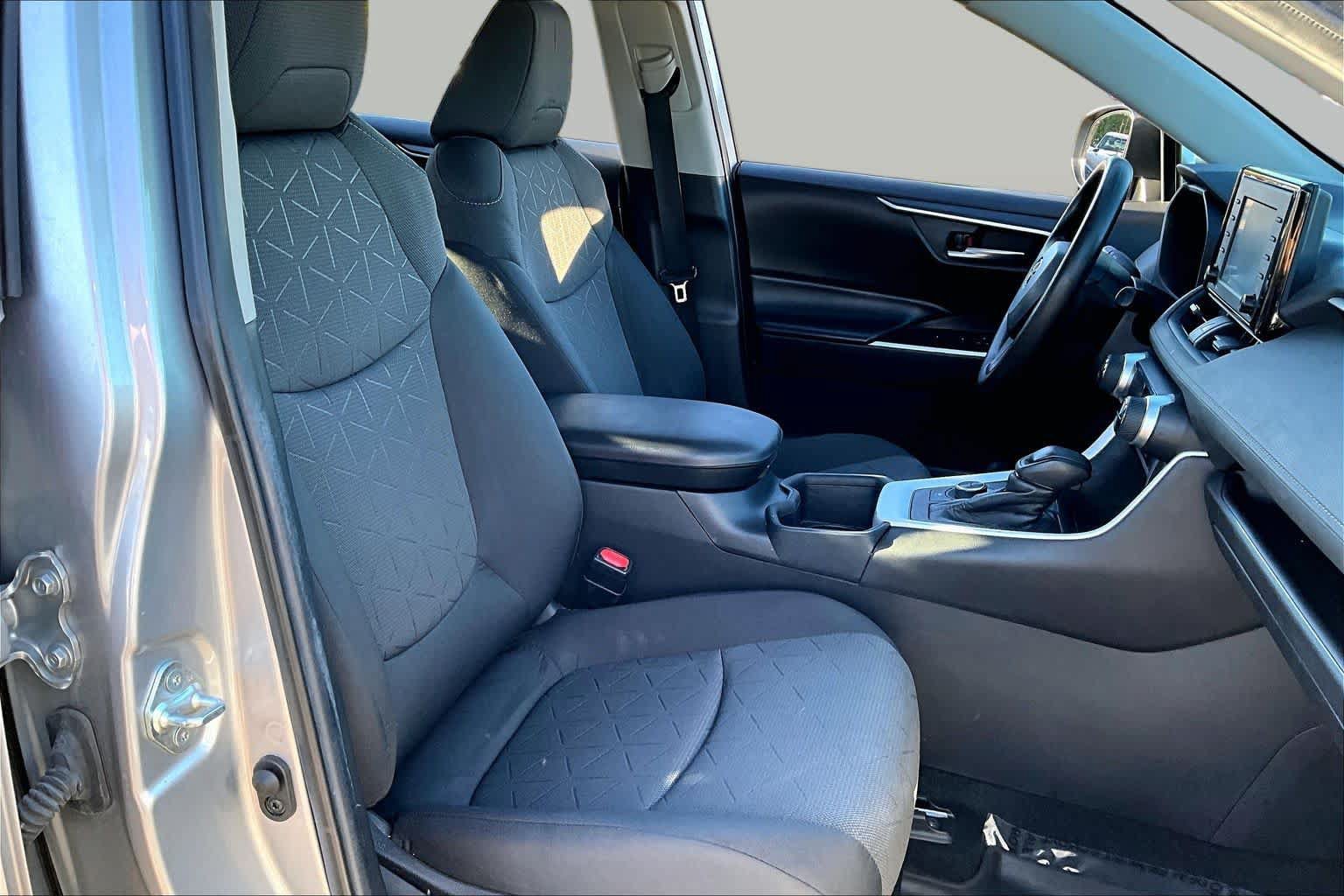 Used 2022 Toyota RAV4 XLE AWD/4WD image 8
