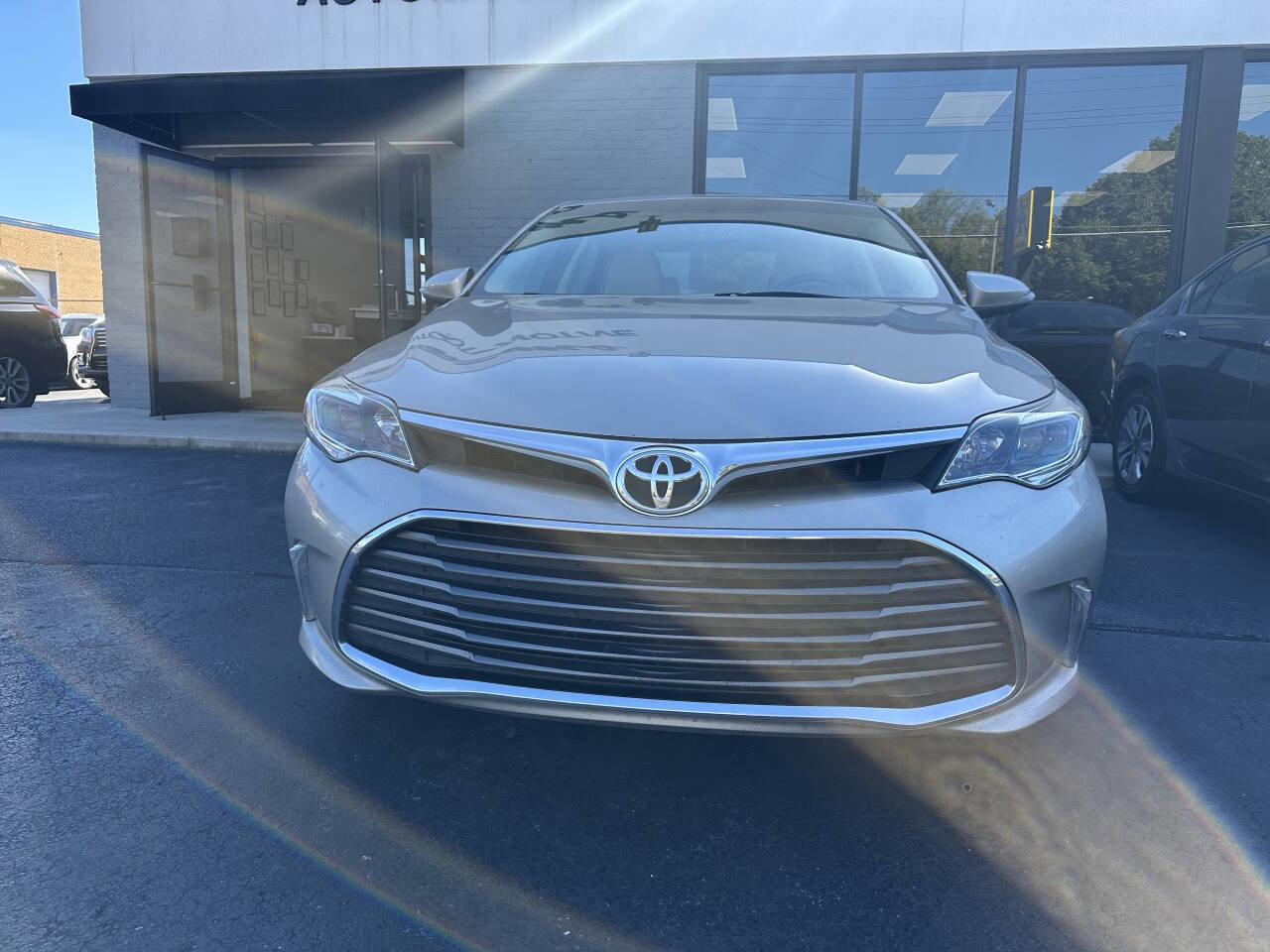 Used 2016 Toyota Avalon Limited image 3