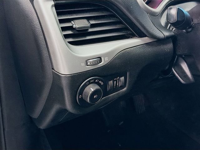 Used 2018 Jeep Cherokee Latitude Plus w/ Cold Weather Group image 9