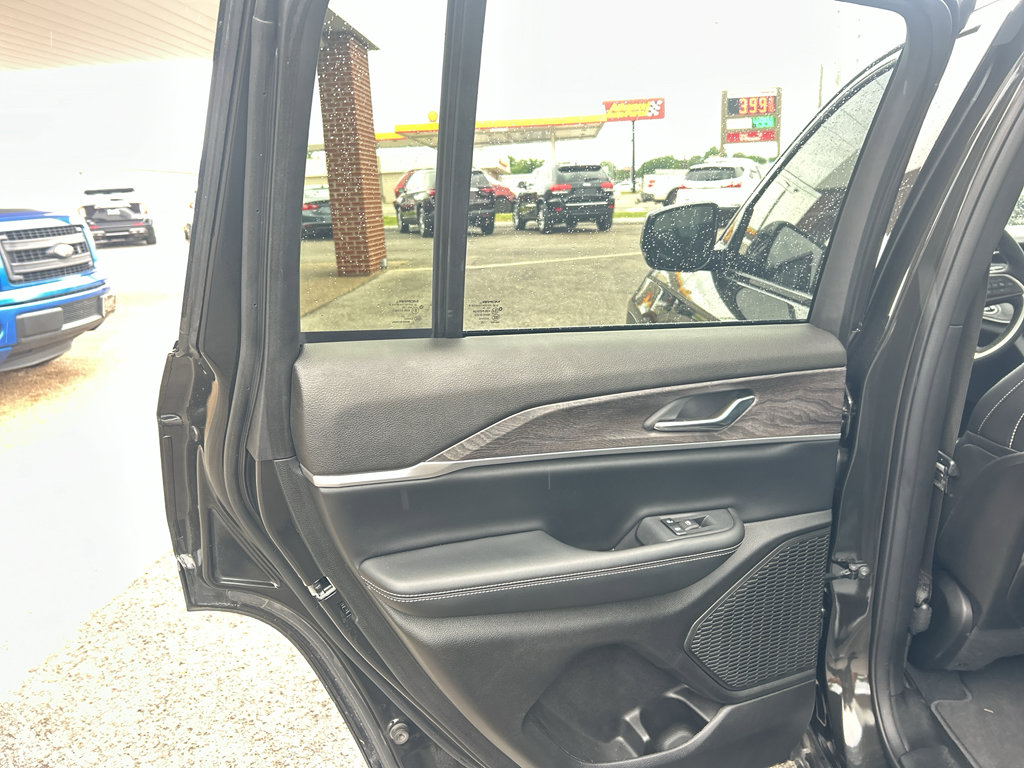Used 2024 Jeep Grand Cherokee Limited AWD/4WD image 18