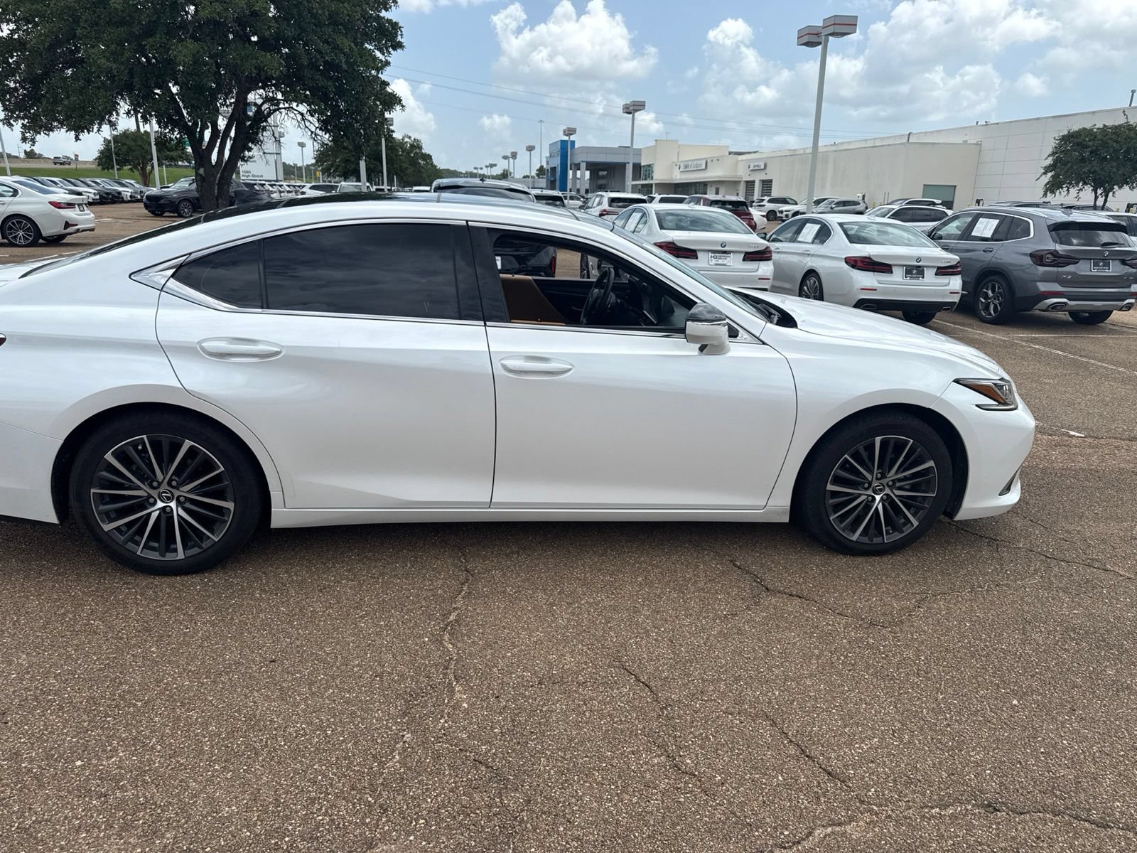 Used 2023 Lexus ES 350 w/ Premium Package FWD image 4