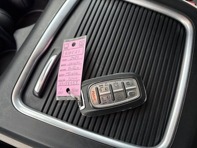 Used 2024 Chrysler Pacifica Touring-L FWD image 27