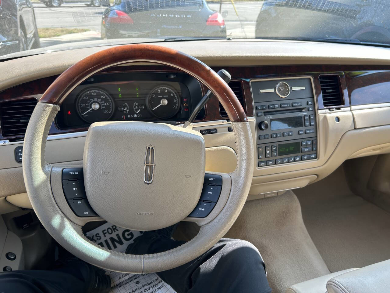 Used 2008 Lincoln Town Car Signature Limited image 9