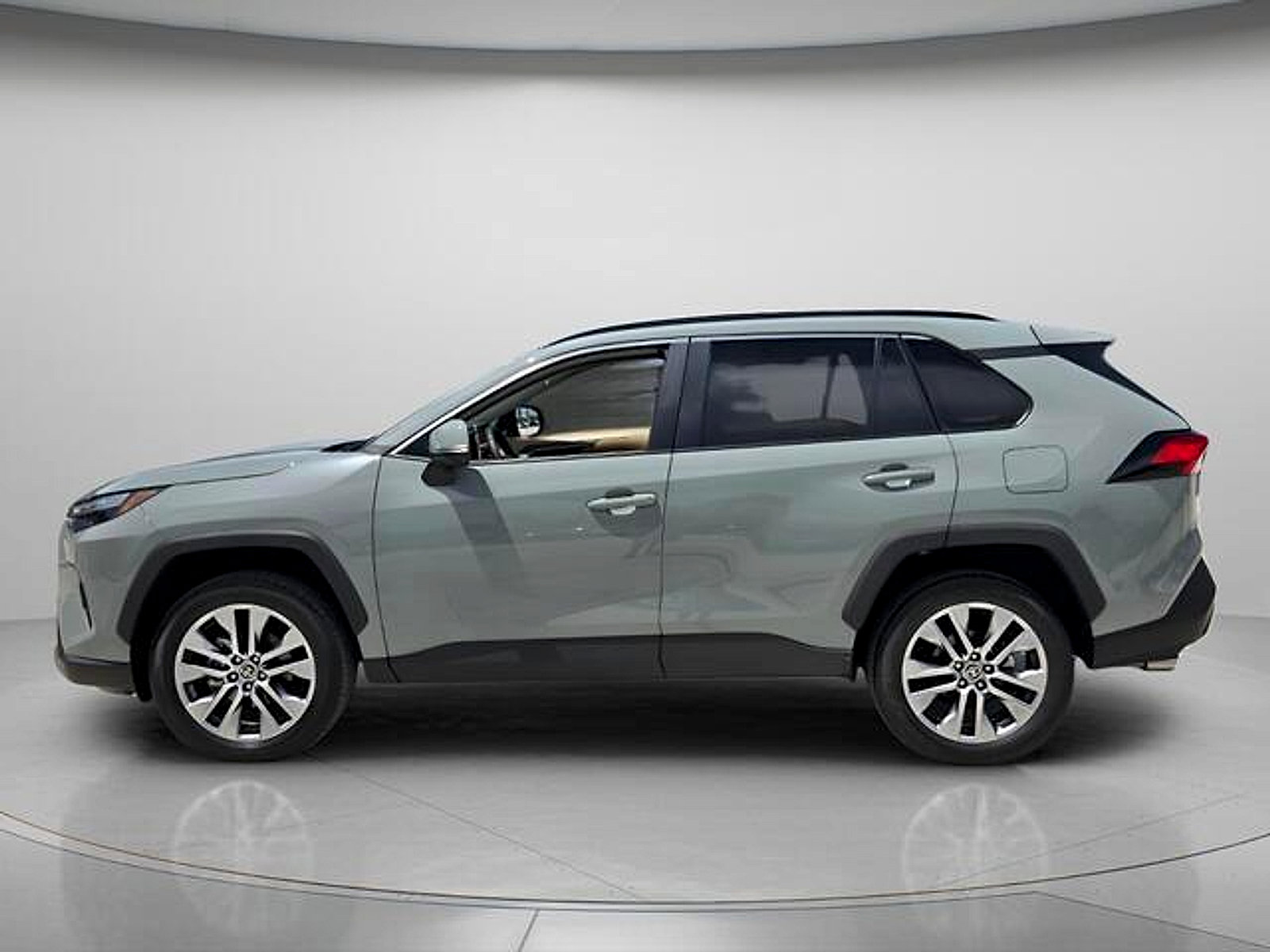 Used 2023 Toyota RAV4 XLE Premium FWD image 3