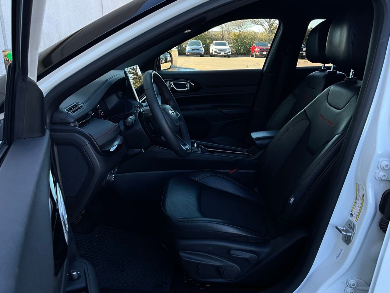 Used 2025 Jeep Compass Trailhawk image 10