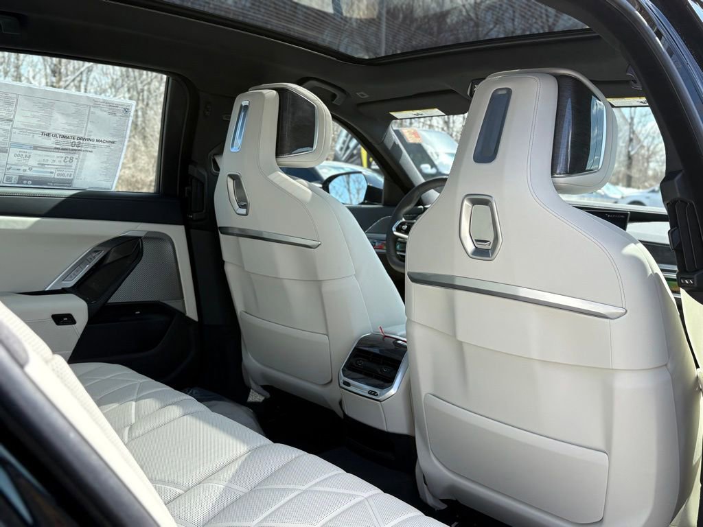 Used 2025 BMW i7 xDrive60 w/ Premium Package image 22