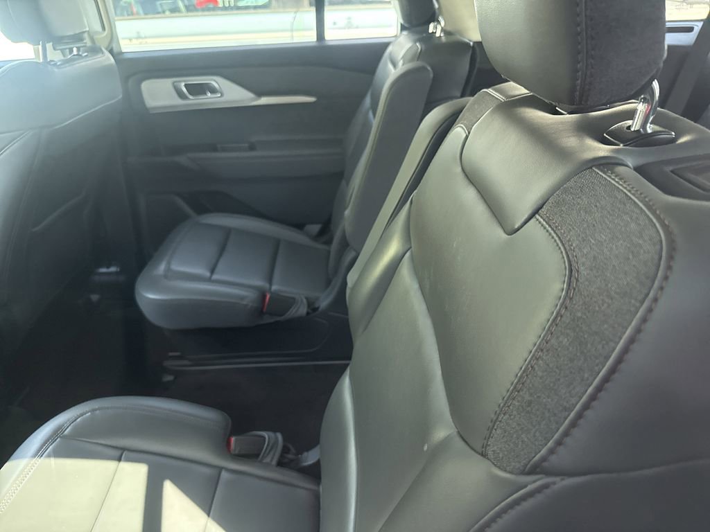 Used 2025 Ford Explorer Active w/ Active Comfort Package AWD/4WD image 11